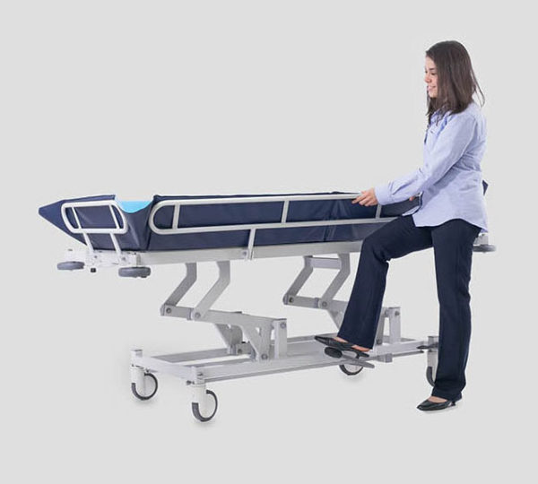 Camilla de baño diseñada para facilitar el cuidado y la higiene de los pacientes, proporcionando comodidad y accesibilidad. Este tipo de equipo es esencial en hospitales y centros de atención médica, asegurando que los pacientes reciban la atención adecuada de manera eficiente y segura