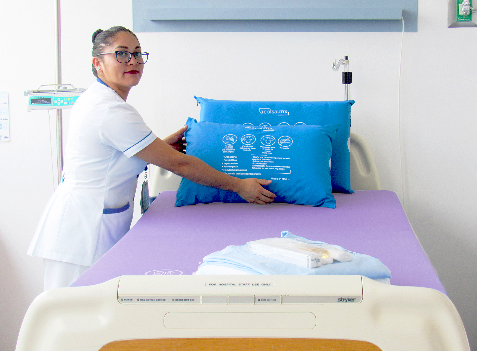 enfermera preparando una cama para un paciente con un colchone hospitalario de acolsa mx, ideal para la prevención de úlceras por presión además de ser impermeable, antibacterial y fungistático